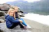 Søstrene Emilie (9) og Eleah (6) sendte ut flaskeposten i vinterferien, og etter få veker kom svaret, heilt frå Danmark.