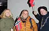 Verdsmeister i Styrkeløft Hildeborg Juvet Hugdal (39) opnar for deltaking i veteran-VM. Her saman med kommunalsjef Målfrid Årthun Selvik (venstre) og ordførar Asbjørn Birkeland.