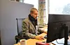 Vegard Thise har sendt epost til alle tilsette i kommunen. Her er han fotografert ved kontorplassen sin, inst i dei gamle biblioteklokala, over brannstasjonen.