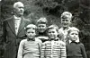 Lærar Gerhard Haukenes med gutane ved skulen på Ås, sannsynlegvis frå 1956. Frå venstre står Alf Nybru, Ola Marvik, Leiv Johannes Aas, Jostein Marvik og Morten Aas.