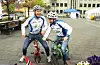 Cato Søndenå Karbøl (til venstre) og Paul Løyning, her med høveleg sykkelutstyr, håper hundrevis av ungar tar utfordringa og blir med på Tour of Norway for kids» sitt arrangement i sentrum i dag, tysdag.