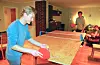 Å kunne spele bordtennis i stova er både praktisk og triveleg, ifølge dei tre idrettsfag-elevane Tobias Helgeland (nærmast), Magnus Tveit og Mats Nordvik (i sofaen)