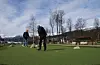 Marius (9) og Rune Fredriksen frå Stavanger testa ut Sauda Minigolfbane for første gong langfredag.