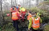 Turgåar Wenche Pleym uttrykker takknemlegheit for hjelpemannskapet etter at ho blei frakta ned frå fjellet på båre.