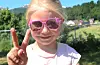 Edda Rogersdottir Birkeland (5) synest iste eller iskaldt vatn er best i sommarvarmen.