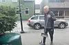 Ole Bernt Herheim ryddar søppel i Rådhusgata fleire gonger kvar veke. I dag tok han også heile Bankplassen - sidan det er 1. mai i morgon.