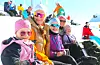 I strålande solskin nyter dei årets Sauda BCC frå tribunen. På bildet: Terle Basfjord Ringstrand (6) (frå venstre), Marita Basgård, Thale Basgård Ringstrand (10), Lena Bruknapp og Maria Bruknapp Løland (6).