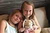 Vida-Mari van Niekerk og Ingrid Alvilde Kollerud-Hval (til høgre) var glade for at kosedyret Trampe endeleg er tilbake med familien sin.
