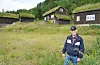SYND: Ola Daniel Tveit saknar aktivitetane som har vore populære på Tveit-Tunet i alle år. Med turistar som er interesserte i historia nesten dagleg, meiner han at det er synd at tunet visnar vekk. (Foto: Siri Åbø Wiersen)