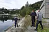Brannsjef Inge Seim sjekka opp oljesølet etter at Bjørn Idar Djuvik og Ole Viggo Rønning (til venstre) ved Djuvik Maskinering rapporterte inn at dei hadde observert olje på fjorden.