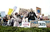 Klimaendringane bekymrar nordmenn, men dei fryktar også negative konsekvensar av politikken for å hindre endringane. Her skuleelevar i klimastreik framfor Stortinget i Oslo i 2019.