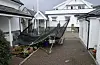 Mette Steen Nordbø bur midt i Sauda sentrum. Laurdag morgon tok ho ein kikk på sin nye trampoline etter uvêret Amy sine herjingar.