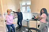 Flyktningkonsulent Van Francoise Murekatete (til høgre) og Sauda sanitetsforenings Ida Djuv og Gerd Berit Hårajuvet gjorde i går klar ein bustad i Åbøbyen. Når mor og dotter frå Ukraina kom i går ettermiddag, stod middag klar på komfyren i den reingjorte leilegheita.