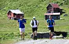 Atle Mehus, Finn Isaksen og Jonas Listøl hadde ennå krefter til å småjogga dei siste metrane av den 115 kilometer lange kraftprøven i saudafjella.