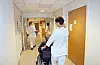 Lesarinnlegg-forfattaren stiller spørsmål ved kvifor pasientar må ligge på tomannsrom når det står ein topp, moderne DMS-etasje tom.
