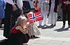 I 2019 blei det så varmt på Rådshusplassen at denne vesle jenta valde å droppa bunadskjorta si.