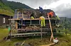 Ekspertise og dugnadsgjeng i full sving med å restaurera taket på Tveit-tunet-tallen. På bildet ser me Bjørn Birkeland, Inge Mikal Nødland, Per Inge Fjellheim, Sivert Sørnes, Stein Olav Fattnes og Kristoffer Nødland.