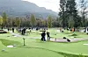 Det var stor aktivitet da flyktninger fikk prøve minigolf.