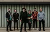 Vestlandsfanden. Frå venstre: Andreas Tex» Berg (elgitar, akustiske gitarar, lapsteel, mandolin, banjo og kor), Kay Hendiksen Holen (bass og kor), Reidar Brendeland (vokal, gitar og harmonika), Olaug Furusæter (fele, mandolin og kor), Thomas Dulsrud (trommer og perkusjon) og Arne Martinussen (keyboard, trekkspel, hammond og kor).