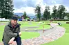 Nils Jarle Sandanger og dugnadsgjengen i Andedammens Venner har jobba med minigolf-prosjektet i to og eit halvt år. Nå gjenstår kun finpussen før saudabuar og turistar kan spela minigolf i Andedammen-området.