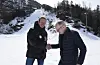 Halvor Seltveit (til venstre) blei svært overraska og glad då Sivert Sørnes i Sparebankstiftelsen Sauda gav han nyheitene om at dei får støtte til å kjøpe trakkemaskin. Den vil etter planen vere klar i god tid før neste sesong. Foto: Even Emberland.