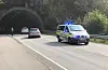 Det er mykje trafikk ved Nestunnelen, nå fredag klokka 13. Politiet dirigerer trafikken gjennom tunnelen.