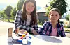 Lotte Selfors Espevik (11) og Valentina H. Guindani (9) er ute for å gjere den første testen av sine eigenproduserte solcellebilar.