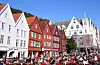 Utenlandske turistar strøymar til Norge som aldri før, og reiselivsbransjen trur på rekordsommar. Bryggen i Bergen er tradisjonelt eit av dei populære måla for turistar.
