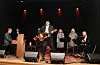 Reidar Brendeland (70) pådrog seg allsang då Saudasangen avrunda nyopningsfesten i Sauda Klubb laurdag. Frå venstre ser me Knut Aabø, konferansier Tor Øyvind Skeiseid, Karl-Dag Kjosavik (delvis skjult), Reidar Brendeland, Ingrid Kjosavik, Aina Schøld og Aril Schøld.