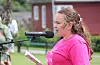 Guro Notshe talte på vegner av ein av arrangørane, Sauda idrettslag, under Pride-arrangementet i Sneath´s Park måndag.