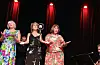 Kjærsti Skorpe (frå venstre), Ingeborg F. Saua og Berit Fløgstad frå Sauda revy- og teaterlag song om livet som funksjonærfrue».
