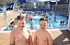 Mikail Emil Tungland Simsek (12) og Jardar Lyslo Søndenå (11) var blant dei mange som nytta langfredag ettermiddag i utebadeanlegget. Alle foto: Ingvil Bakka.