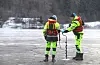 Oppsynsmann John Ola Espevik (til høgre) måler isen på Rødstjødna saman med Ole Henrik Birkeland. Kommunen har tidligare ikkje tatt målingar i andre vatn enn vatna knytt til Andedammen i sentrum.