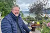 Ola Strømme (64) vaks opp i Gausvik i Sauda. I dag bur han på Lørenskog og jobbar som frilans-tekstforfattar. Bildet er tatt i fjor sommar då Strømme besøkte barndomsheimen.