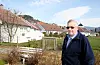 FORSKJELLL: Aksel Solland meiner det strir mot prinsippa om likebehandling og rettferd at tre av bustadene i Strandavegen, der han bur i husværet til venstre, har fått ein omtrent dobbel så høg verditakst som dei fire andre bustadene. (Foto: Arvid Horpestad)