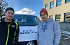 Ryfylke Bygg tar utfordringa frå smelteverksavdelinga til Aartun Transport, og donerer også pengar til den lokale innsamlingsaksjonen. Her er Mats Sørensen Haugen og Brian Stålesen fotografert utanfor rådhuset i dag, fredag, der Ryfylke Bygg jobbar i innspurten av renoveringa.