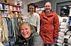 Venninnene Solfrid Dyre og Berit Endresen fekk hjelp av Åse Marie Egeland Aartun, innehavar av 'alt muleg-butikken' Companiet.