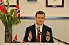 Håvard Handeland (16) ved talarstolen i kommunestyresalen på nasjonaldagen.