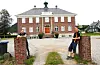 Morten Maldal (til venstre) og Kristian Landro begynner å sjå slutten på det omfattande restaureringsarbeidet til Sauda Klubb. Neste år ønsker dei å bringe hagen tilbake til fordums prakt.