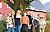 Styret i Sauda Sanitetsforening, frå venstre: Laila Iren Solland Hardeland, Aslaug Tangeraas, Gerd Berit Hårajuvet, Astrid Borlaug, Bjørg Emberland Lien, Guro Torgersen og Silje Kvamme Handeland. Til høgre Astrid Lise Solheim og Else Thomassen frå det gamle styret.