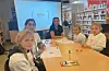 Her blir det jobba med design. Line Otten hjelper Vilja Grytting Gunnarshaug (9), Karen Fatnes Johnsen (10), Sofia Sulen Peneva (10) og Live Eriksen Eik-Nes (10).