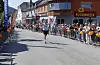 Mange møtte opp i Rådhusgata, eller stod langs løypa, for å heie fram løparane. Her er det Toralf Rusten som går i mål på halvmaraton. Han blei nummer fem på solide 1.34.12.
