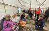 Magda Handeland frå Sandeid og Torill Ildstad frå Sauda viste korleis ein karder ull. Gjermund Fiveland forklarte, medan damene jobba.