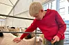 Brage Lofthus Østby (8) har bondeblod i årene, og har godt lag med sauene.