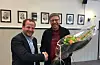 FEKK BLOMAR: Inge Mikal Nødland (til høgre) fekk blomar og gode ord frå ordførar Asbjørn Birkeland, då det blei klart at Interessegruppa Samuel Tveit er tildelt Eldsjelprisen 2016. (Foto: Ingvil Bakka)