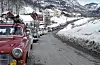 Bilkø over Hovland tidleg på 1970-talet. Påskegjestene på veg til skisenteret måtte vente på at bussane kom ned frå Svandal først. Vegstandarden tillot ikkje noko anna.