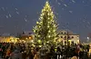 Eit lite snødryss sørga for god julestemning da julegrana blei tent på Rådhusplassen laurdag ettermiddag.