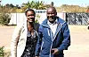 Spiwe Thandabani og faren Musayengana Willie Thandabani. Spiwe er nummer tre i ein søskenflokk på seks.