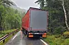 Traileren kjem verken opp eller ned, etter at det blei full stopp i ein sving mellom Hellandsbygd og Breiborg.