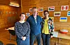 BILDE: Komitèen er klar for matfest. Frå venstre: Alina Haila, Ola Breivik og Aime Evanger Kanyi (Helge Handeland var ikkje til stades).
